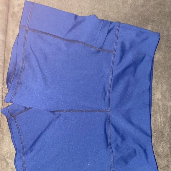 Curves and combat boots shorts - Picture 2 of 5